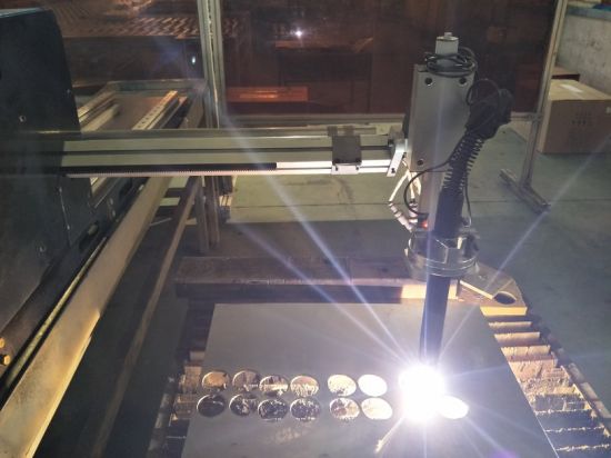 Mašina za sečenje metala efektivna površina 1500 * 2500mm plazma cnc mašina za sečenje sa plazma bakljom i visinom luka